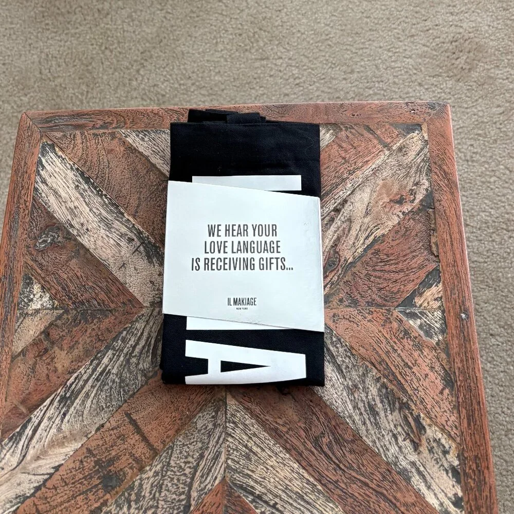 IL Makiage The Flawless Essentials Package, with A Free Tote